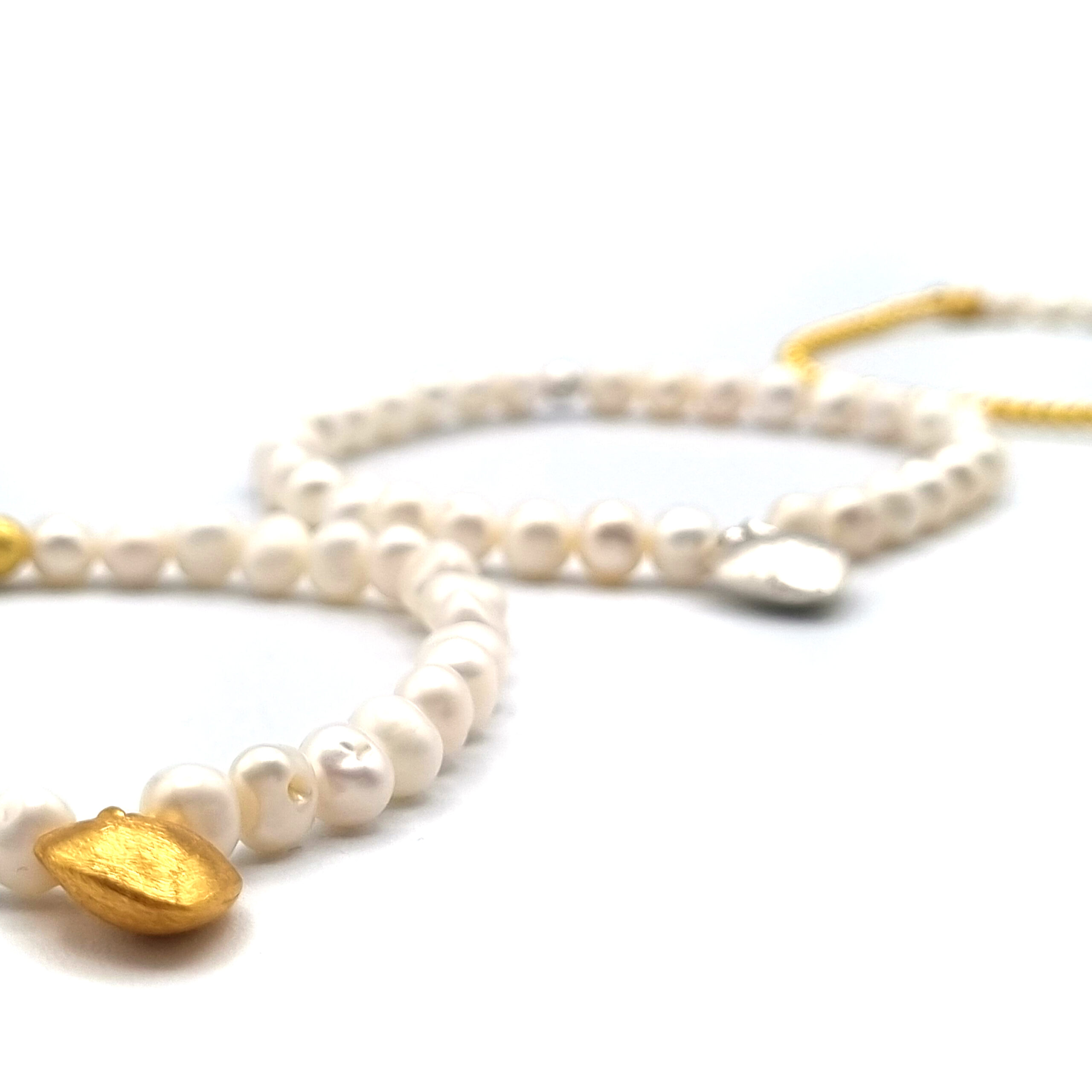 ARMBAND Süßwasserperlen und Hämatit mit Herz gold