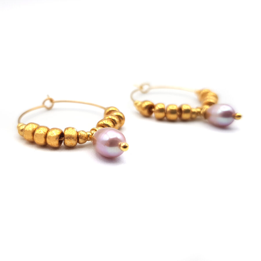 Ohrringe Creole mit mauve farbiger Süßwasserperle, gold