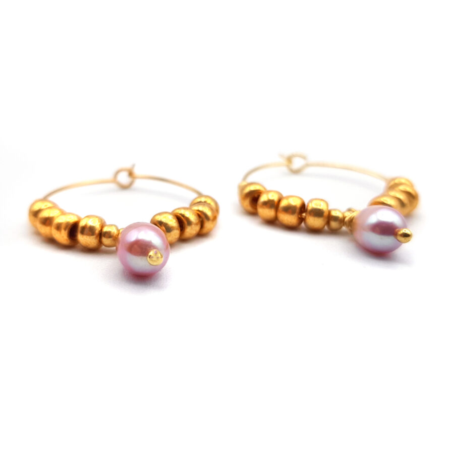 Ohrringe Creole mit mauve farbiger Süßwasserperle, gold