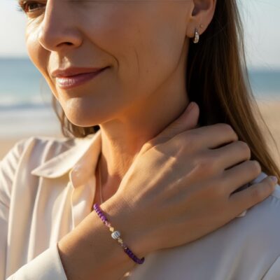 ARMBAND Glasperlen lila mit vergoldeten Elementen