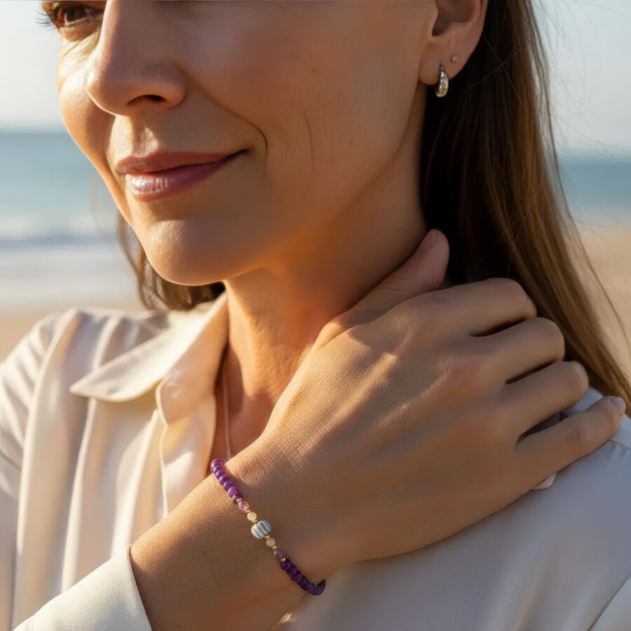 ARMBAND Glasperlen lila mit vergoldeten Elementen